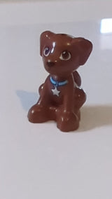 Hund, Mini-Puppen-Stil, Labrador / Labradoodle, sitzend mit schwarzer Nase und schwarzem Maul, rotbraunen Augen und mittelblauem Halsband mit silbernem Sternenanhänger-Muster „Friends Puppy Dash / Scout“. neubraun