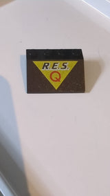 3x4 Schrägstein 33  mit "R.E.S."; und rotem Großbuchstaben Q "Res-Q"; auf gelbem Dreiecksmuster schwarz