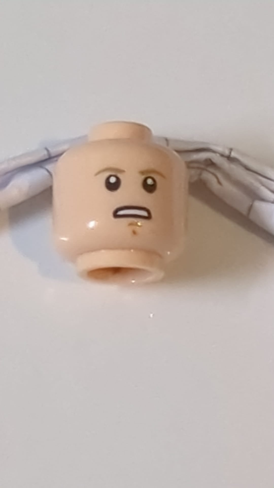 Minifigur, Kopf, doppelseitig, dunkelbraune Augenbrauen, 2 mittelgroße nougatfarbene Grübchen am Kinn, besorgter Blick mit offenem Mund und Zähnen / meditierend mit geschlossenen Augen, Muster „SW Luke Skywalker“ hellnougat (fleischfarben)