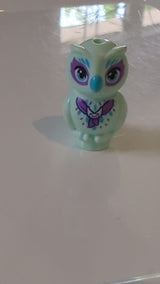 Eule im Mini-Puppenstil mit mittelblauem Schnabel, Augen und Federn sowie mittelviolettem Schal und Augenrandmuster „Elfen Owlyver“ hellaqua