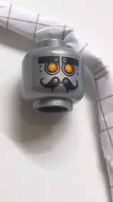 Minifigur, Alienkopf mit roboterhaften gelben Augen und lockigem Schnurrbartmuster dunkles pearlsilber