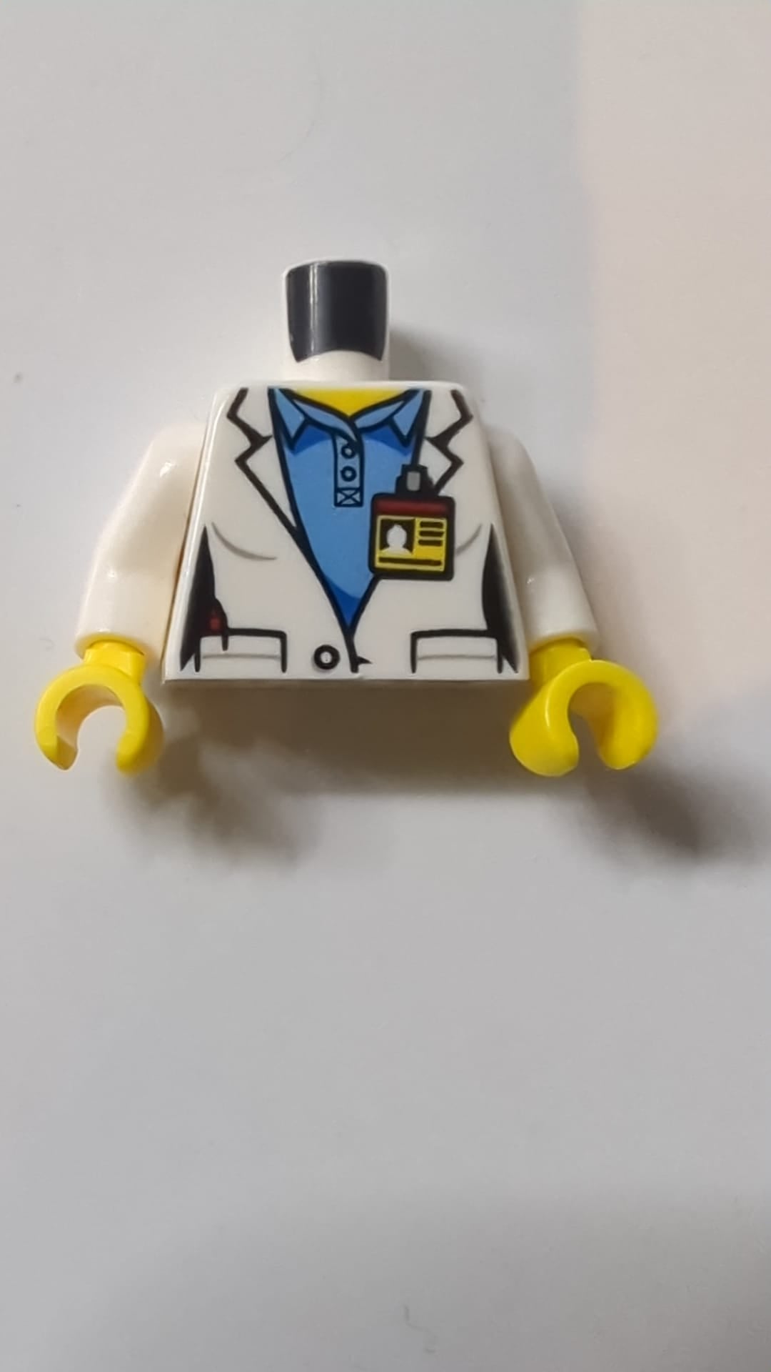 Weiblicher Laborkittel über mittelblauem Hemd, Ausweis vorne, Space-Shuttle-Logo hinten / Weiße Arme / Gelbe Hände weiß