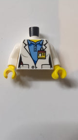 Weiblicher Laborkittel über mittelblauem Hemd, Ausweis vorne, Space-Shuttle-Logo hinten / Weiße Arme / Gelbe Hände weiß