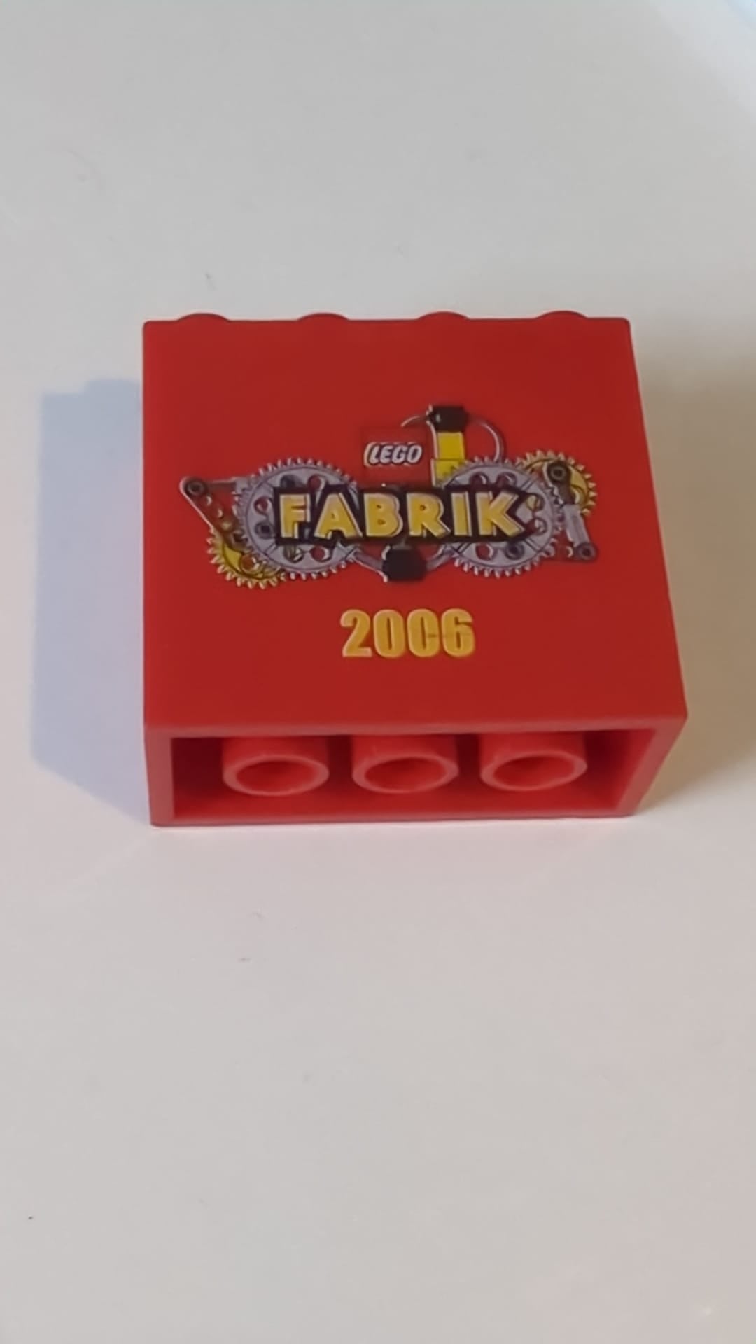 2x4x3 Stein mit LEGO Fabrik 2006-Muster rot
