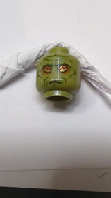 Minifigur, Kopf: Alien SW Neimoidian mit goldenen Augen, dunkelorangefarbenem Lidschatten, dunkelgrünen Wangenfalten, Falten am Kinn, Grübchen und Falten, ausgeprägten Augenbrauen und neutralem Muster olivgrün
