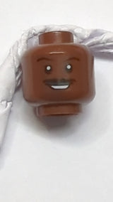 Minifigur, Kopf mit schwarzen Augenbrauen und gespaltenem Schnurrbart, dunkelbraunem Grübchen am Kinn, offenem Mund mit sichtbarem Lächeln und Zähnen neubraun