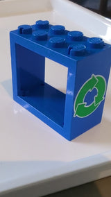 2x4x3 Fenster  - Massive Ständer mit grünem Recycling-Pfeilmuster blau