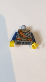 Wikinger-Schuppenpanzer (Torso), dunkelorangefarbener Gürtel mit Kupferschnalle, diagonales Riemenmuster / hellblaugraue Arme / gelbe Hände neudunkelgrau