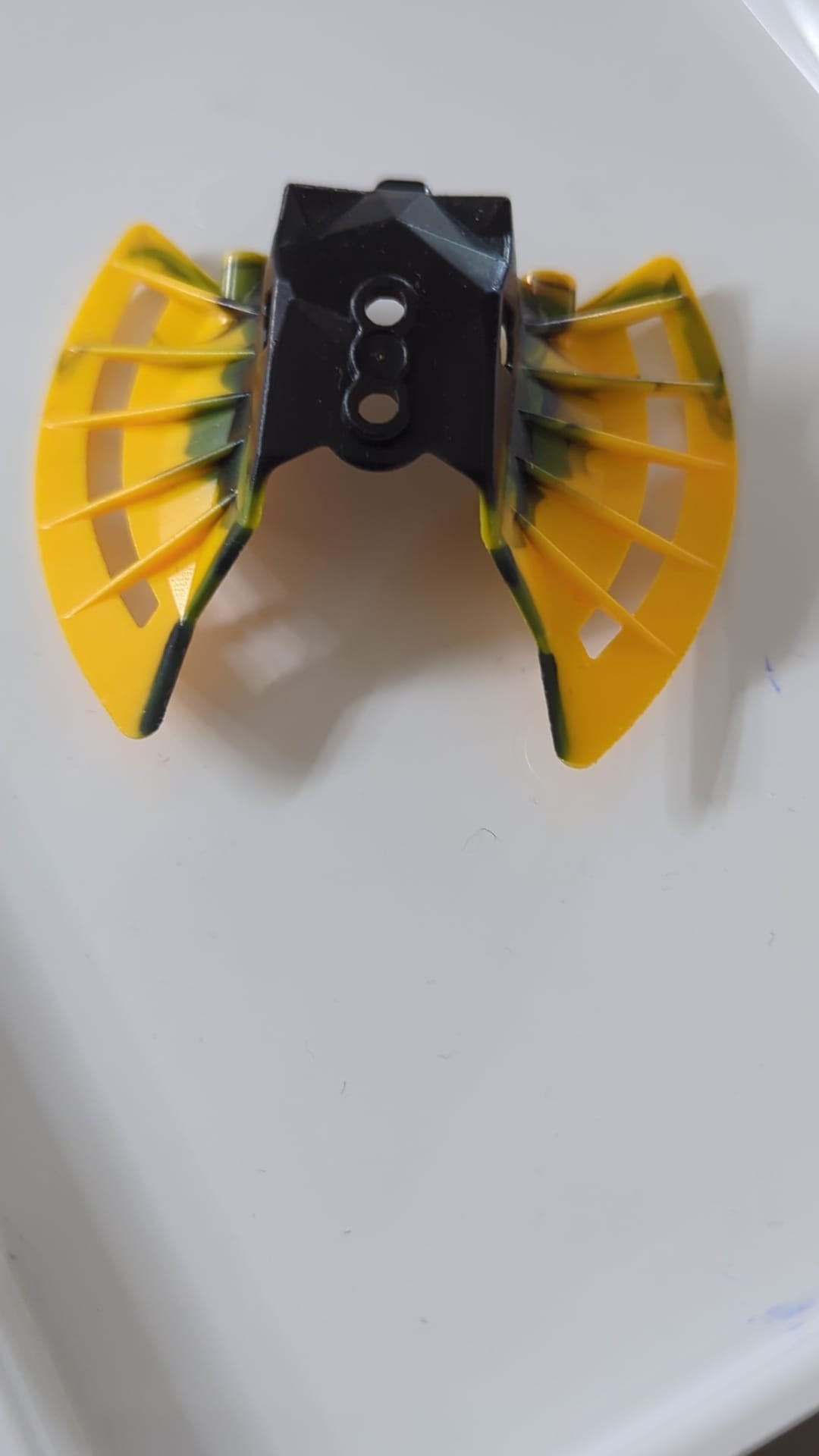 Bionicle-Maske Garai mit marmoriertem schwarzen Gesichtsmuster hellorange