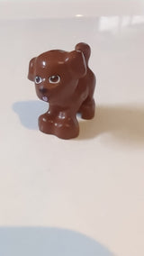 Hund, Mini-Puppen-Stil, Welpe, stehend mit rotbraunen Augen, schwarzer Nase und leuchtend rosa Zungenmuster "Friends Dash" neubraun