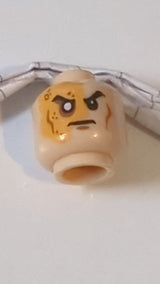 Minifigur, Kopf männlich, rechtes Auge vernarbt und ohne Pupille, festgelegtes Muster „Shredder“ hellnougat (fleischfarben)