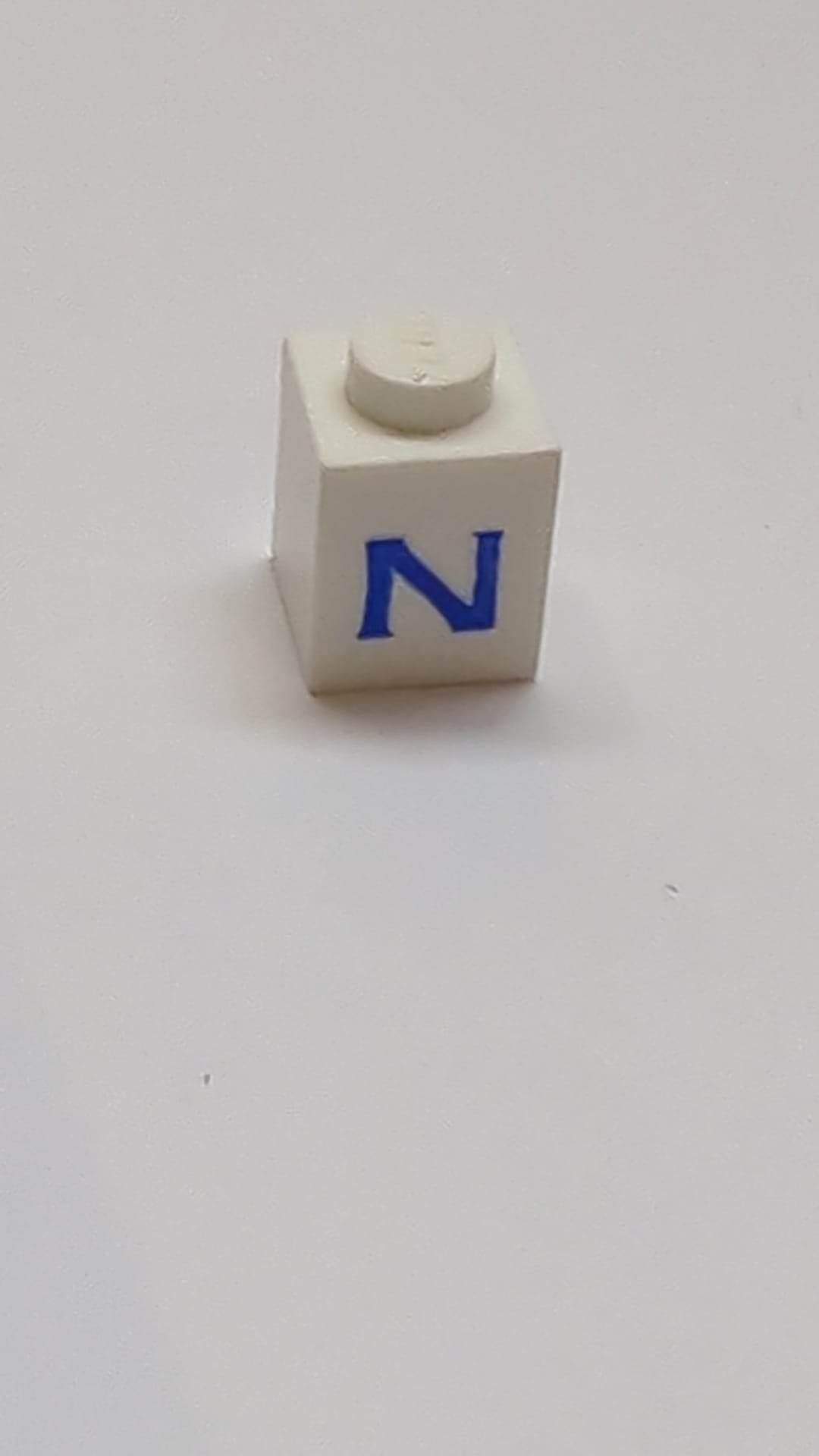 1x1 Stein mit blauem Großbuchstaben-N-Muster Serifenschrift weiß
