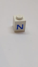 1x1 Stein mit blauem Großbuchstaben-N-Muster Serifenschrift weiß