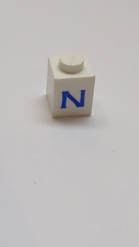 1x1 Stein mit blauem Großbuchstaben-N-Muster Serifenschrift weiß