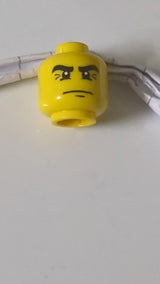 Minifigur, männlicher Kopf, schwarze Augenbrauen mit Krähenfüßen, Falten und weißen Pupillen. gelb