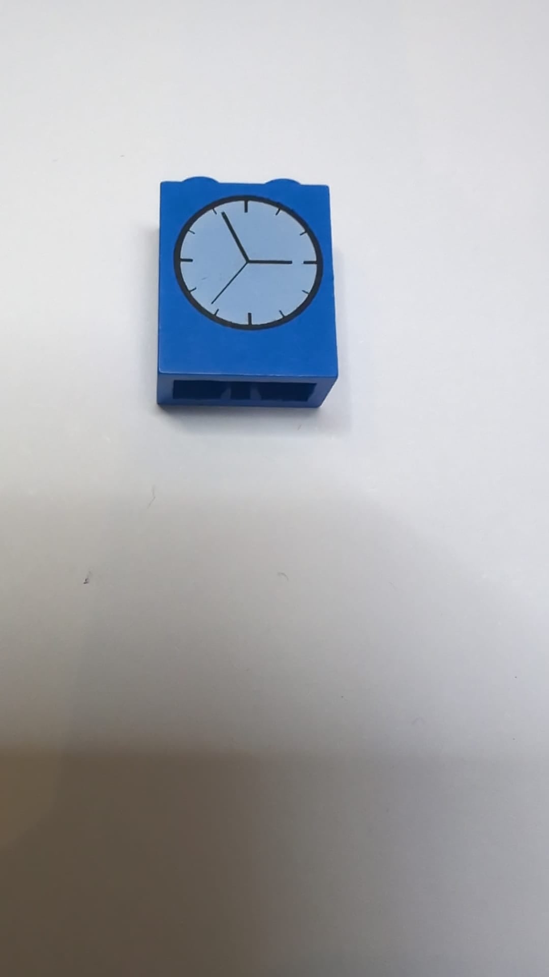 1x2x2 Stein mit innenliegender Achsenhalterung, weißem Zifferblatt mit schwarzen Zeigern und Teilungsmarkierunge blau