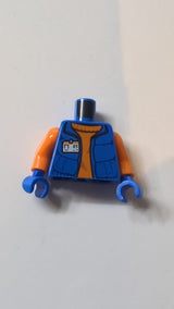 Daunenweste für den Oberkörper mit Ausweis über orangefarbenem Pullover, Logo „Arktisforscher“ auf der Rückseite / orangefarbene Ärmel / blaue Hände blau