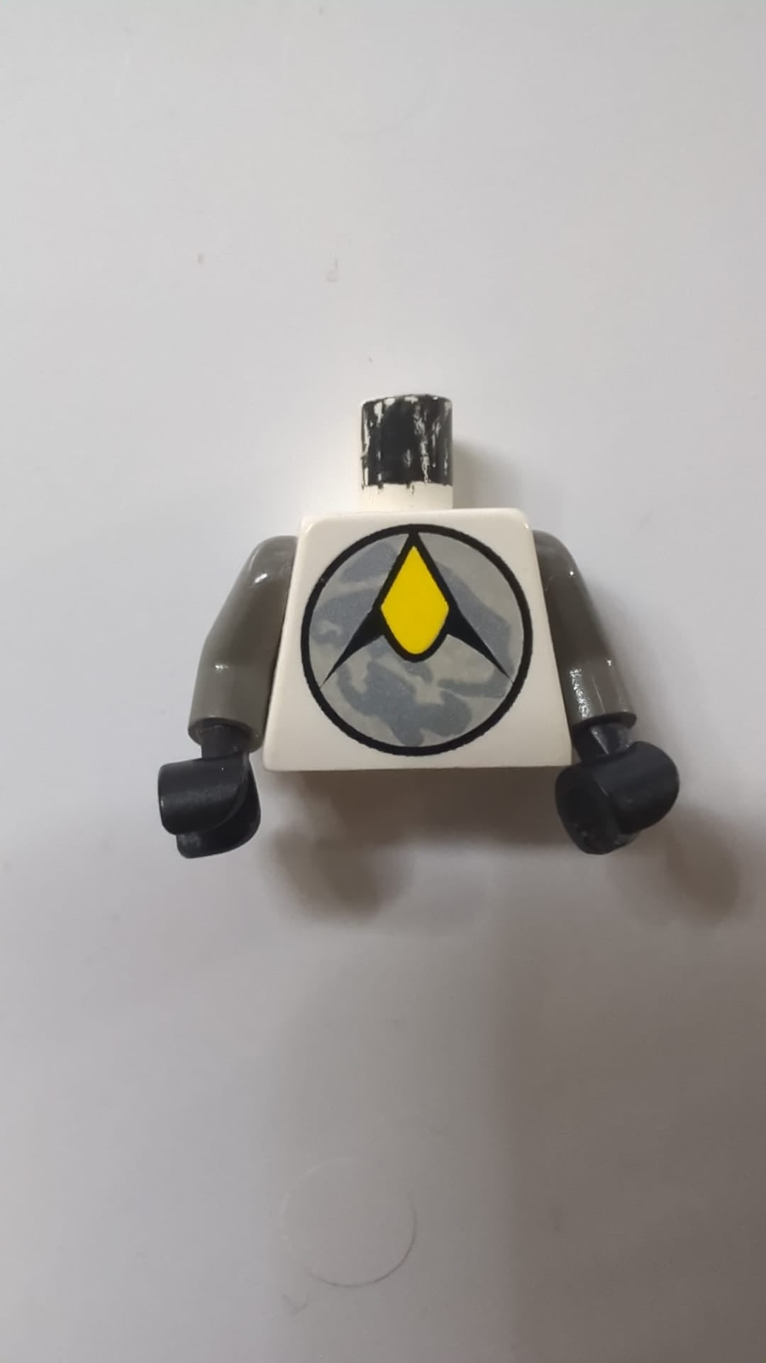 Torso Space Exploriens Logo-Muster / Dunkelgraue Arme / Schwarze Hände weiß