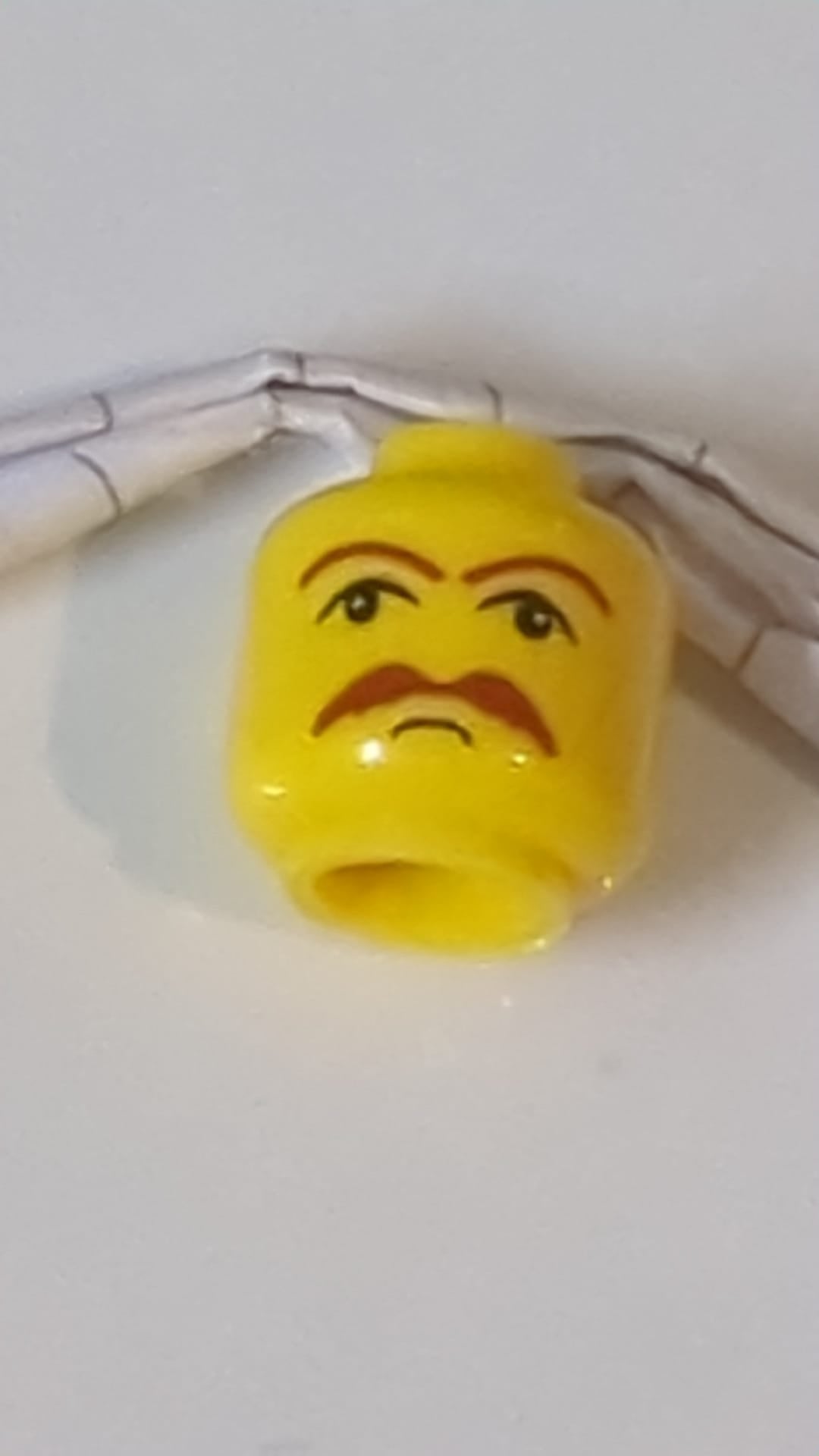 Minifigur, Kopf, Schnurrbart, HP Brown, buschiger Schnurrbart und Augenbrauenmuster gelb