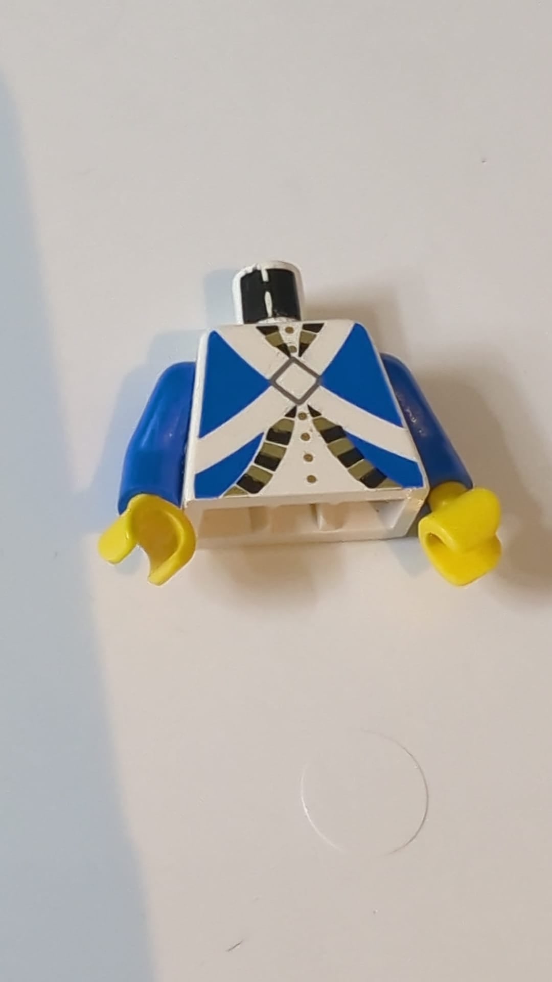 Marineblaue Uniformjacke eines kaiserlichen Soldaten mit schwarz-goldenen Verzierungen über einem Hemd mit Knöpfen und gekreuzten Gürteln mit silbernem Rautenmuster "Bluecoat" /  Baue Arme / gelbe Hände weiß