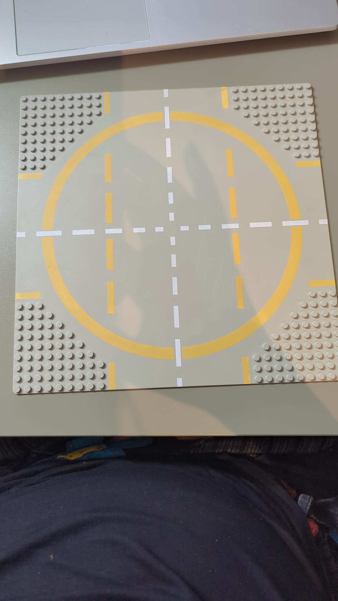 32x32 Grundplatte, Straße 32 x 32, Landeplatz (9 Noppen) mit gelbem Kreismuster althellgrau