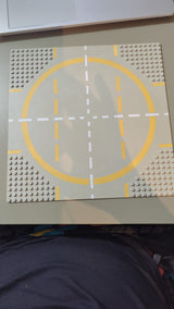 32x32 Grundplatte, Straße 32 x 32, Landeplatz (9 Noppen) mit gelbem Kreismuster althellgrau