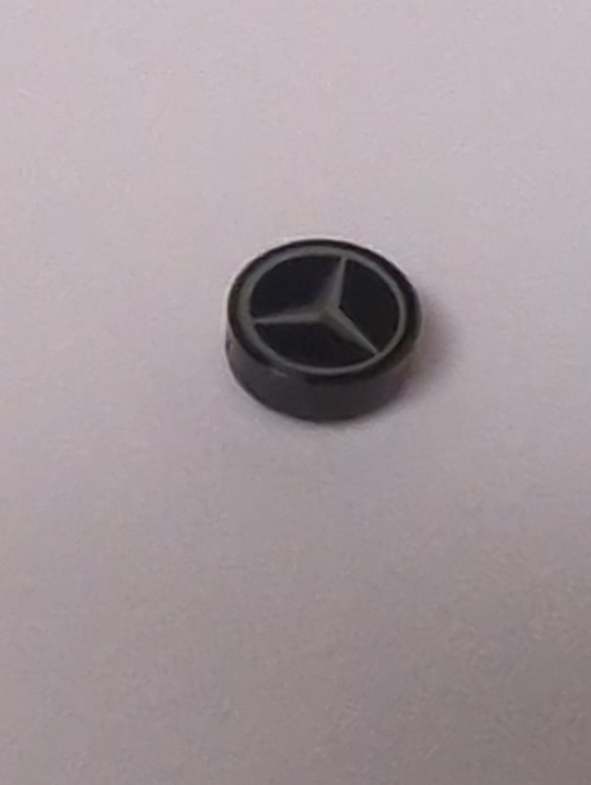 NEU Fliese, rund 1 x 1 mit dunkel-silbernem und silbernem Mercedes-AMG-Logo-Muster schwarz