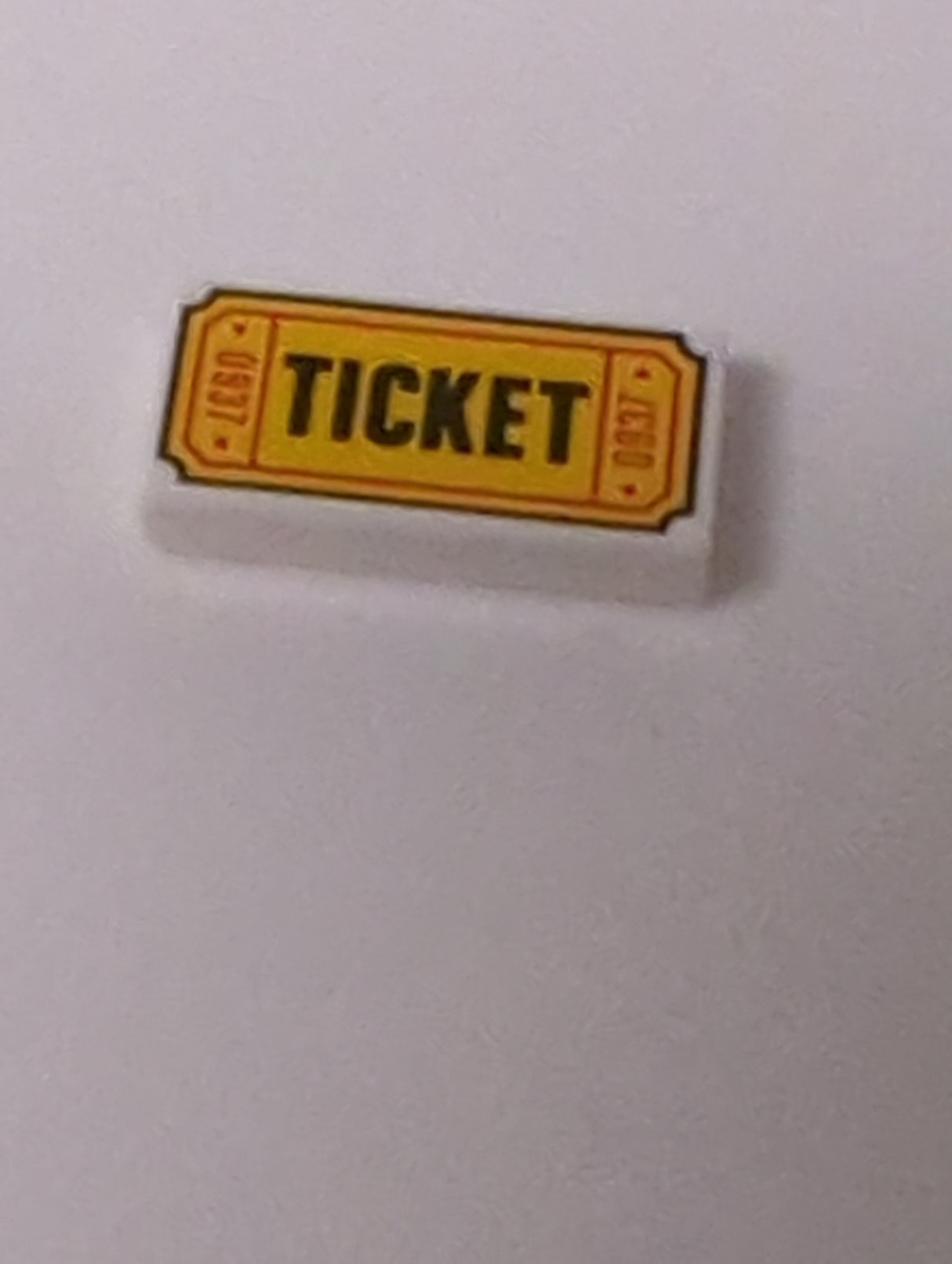 NEU Fliese 1 x 2 mit dem Muster 'TICKET' und '0937' weiß