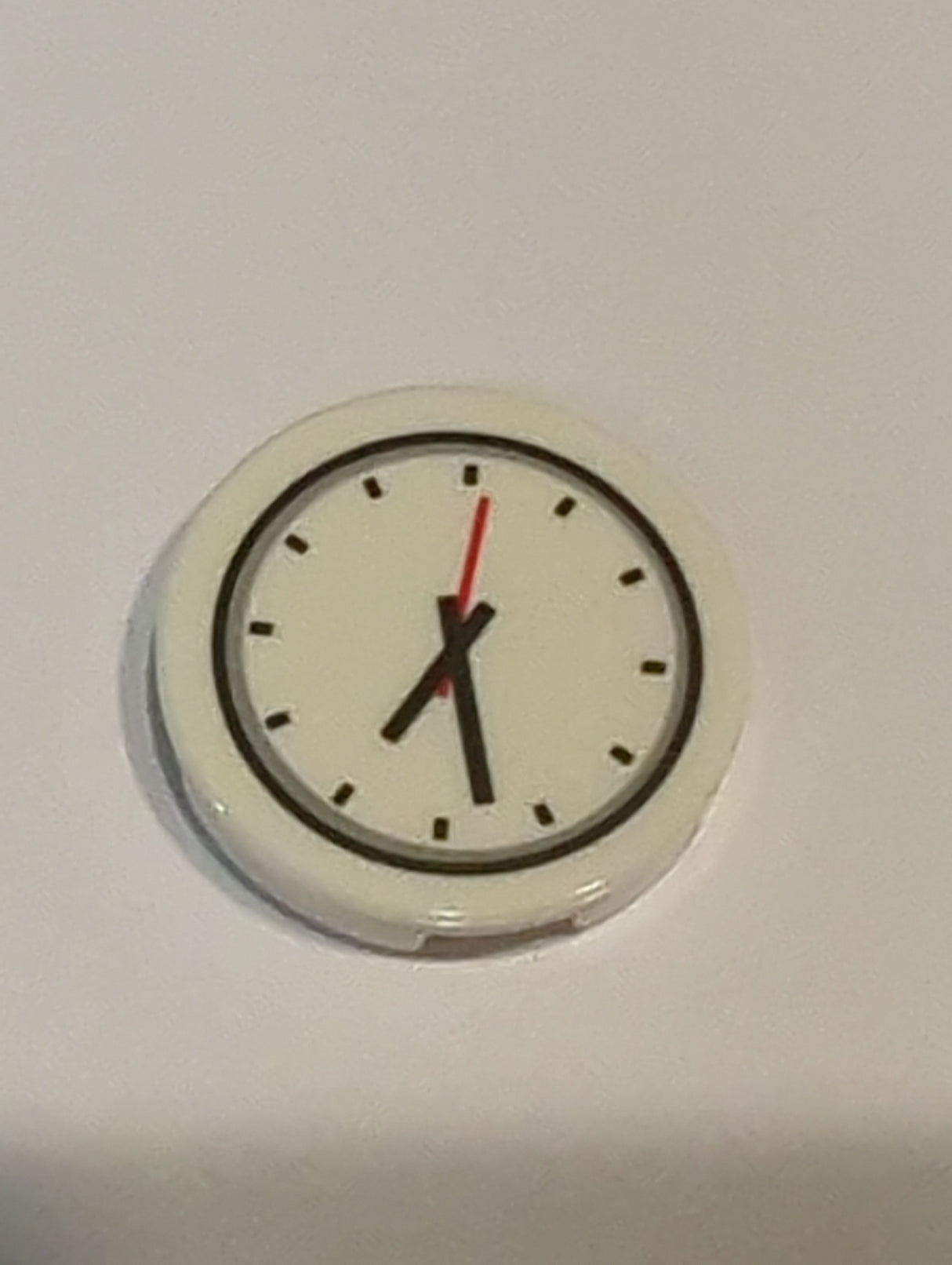 NEU Fliese, rund 2 x 2 mit unterem Noppenhalter, mit Uhr und Muster aus roten und schwarzen Zeigern weiß