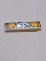 1x4 Fliese bedruckt mit Yellow and Orange Headlights and Grille with Concentric Circles Badge Pattern weiß