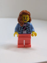 NEU Town Minifigur Musikladen Angestellte - Jeans Jacke , korall Beine, dunkelorangene Haare twn476