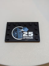 NEU Fliese, modifiziert 4 x 6 mit Noppen an den Kanten, mit hellblauer und mittlerer blauer R2-D2 Minifigur und silbernem ‚25 JAHRE LEGO STAR WARS‘ Muster schwarz