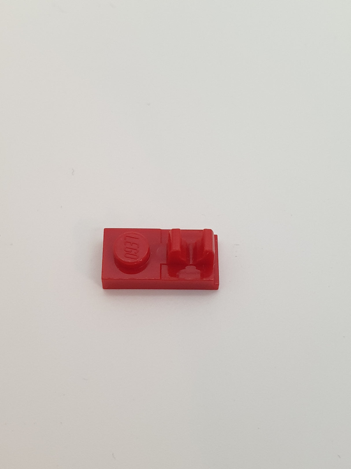 1x2 modifizierte Platte mit Clip oben, mit Schlitz rot red