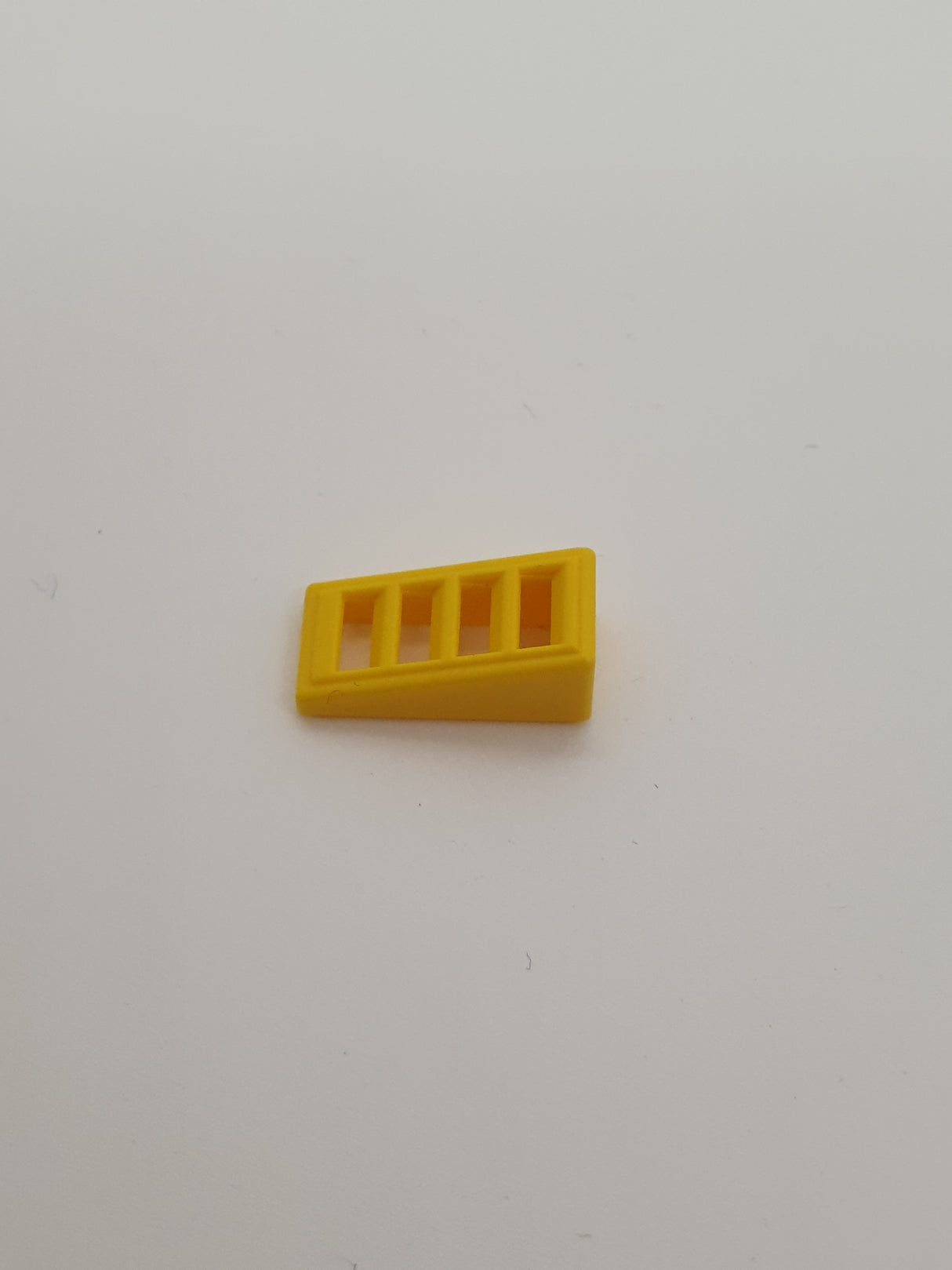 1x2x2/3 Dachstein mit 4 Gitter gelb