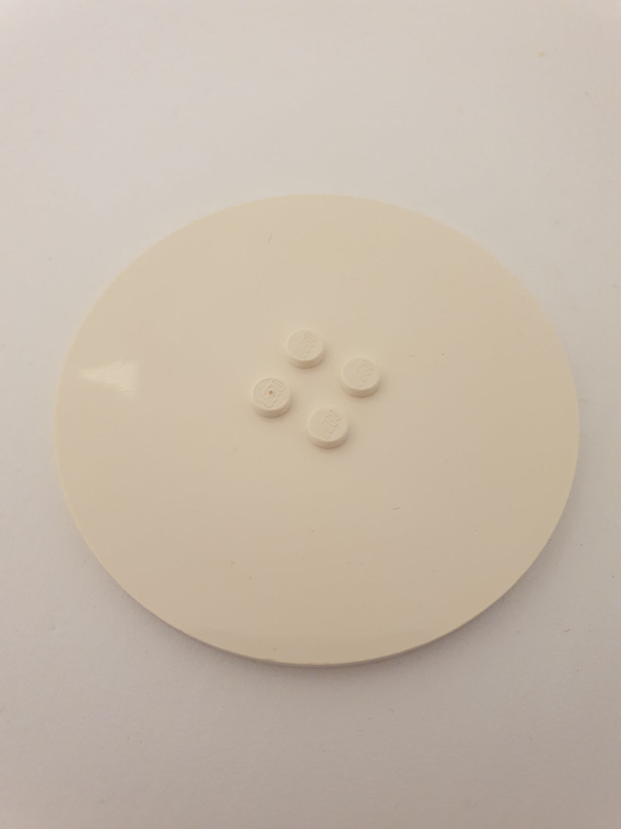 8x8 Rundfliese eben mit 4 Noppen mittig weiß white