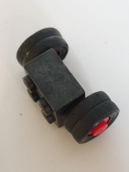 2x2 modifizierter Stein mit Felge rot und Doppelreifen glatt schwarz black