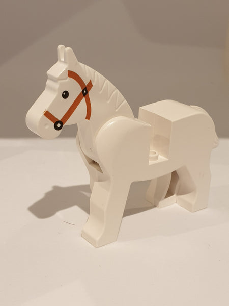 Pferd mit Geschirr weiß white