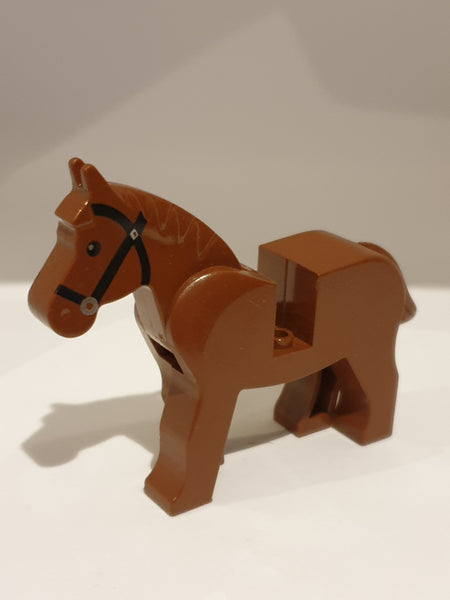 Pferd mit schwarzem Geschirr neubraun reddish brown