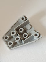 4x4 Keilstein Fahrzeugteil invertiert mit Verbindung zwischen 2 Noppen, neuhellgrau