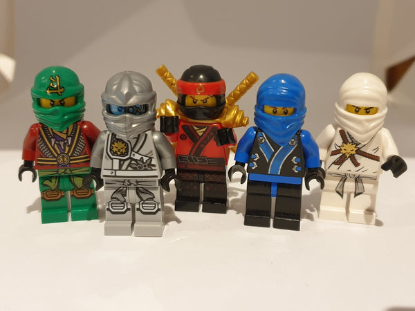Bunte Tüte mit diesen 5 Minifiguren aus dem Bereich Ninjago