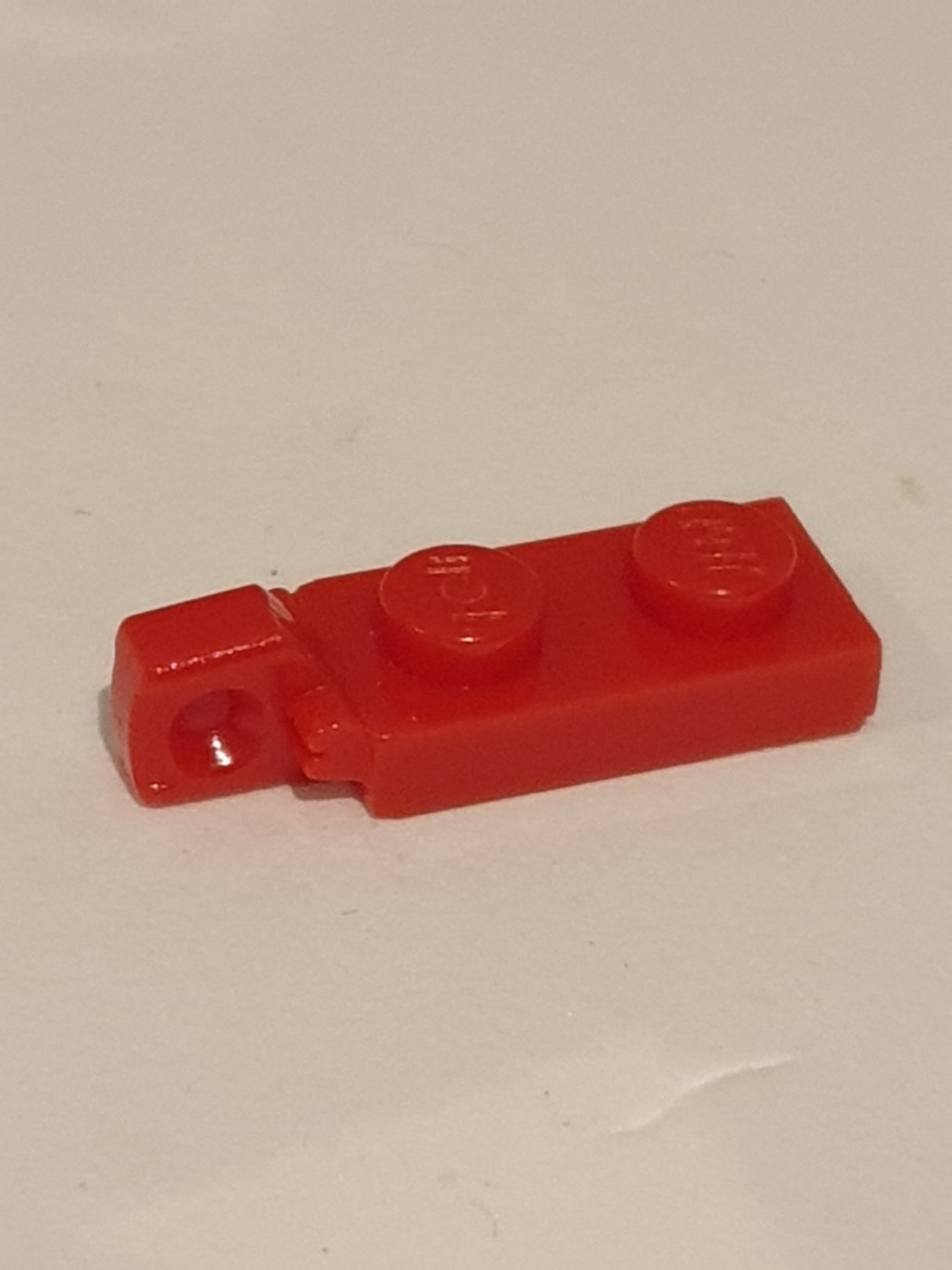 1x2 Scharnierplatte mit 1 Finger mit Nut rot