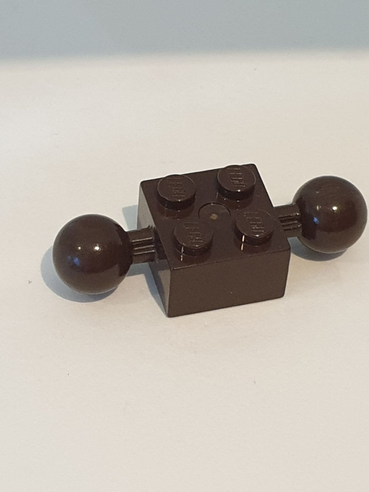 2x2 Technik modifizierter Stein mit 2 Bällen und Kreuzloch dunkelbraun dark brown