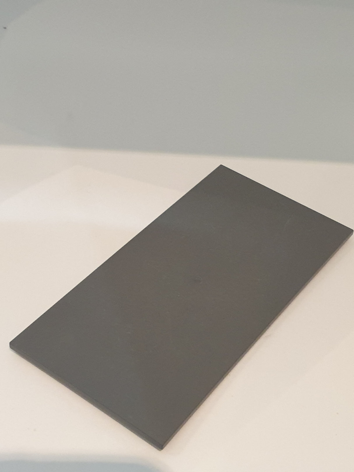 8x16 Fliese mit Unterröhren an den Ecken (Unterseite) neudunkelgrau