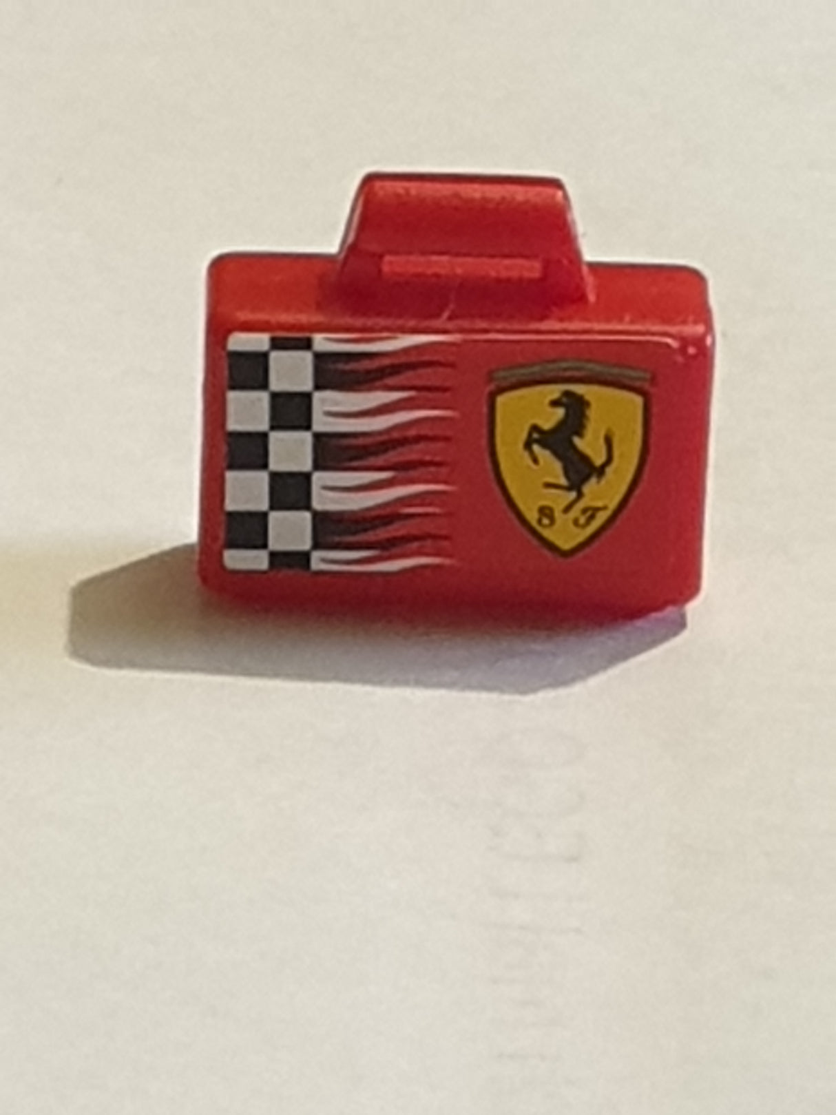 Gebrauchsgegenstand Aktentasche Koffer beklebt Ferrari rot