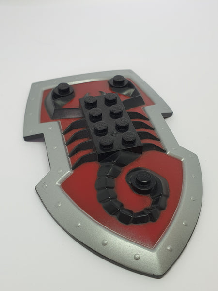 Minifigur Zubehör bedruckt Large Figure Shield, 2 x 4 Brick Relief, Vladek Scorpion with Dark Red and Silver schwarz black