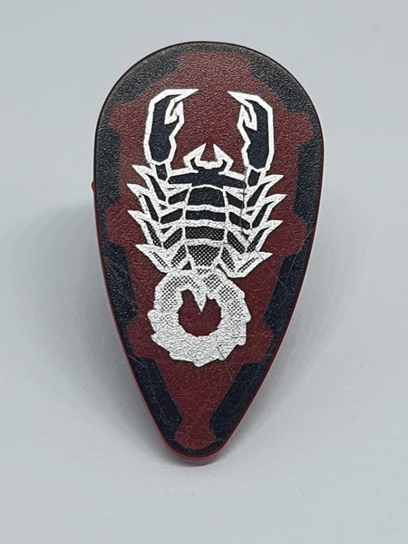 Minifigur Schild bedruckt Oval mit Black and Silver Vladek Scorpion Pattern dunkelrot
