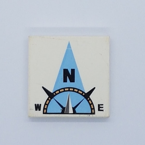 2x2 Fliese bedruckt with Groove with Compass North 'N' in Light Blue Pointer Pattern weiß white
